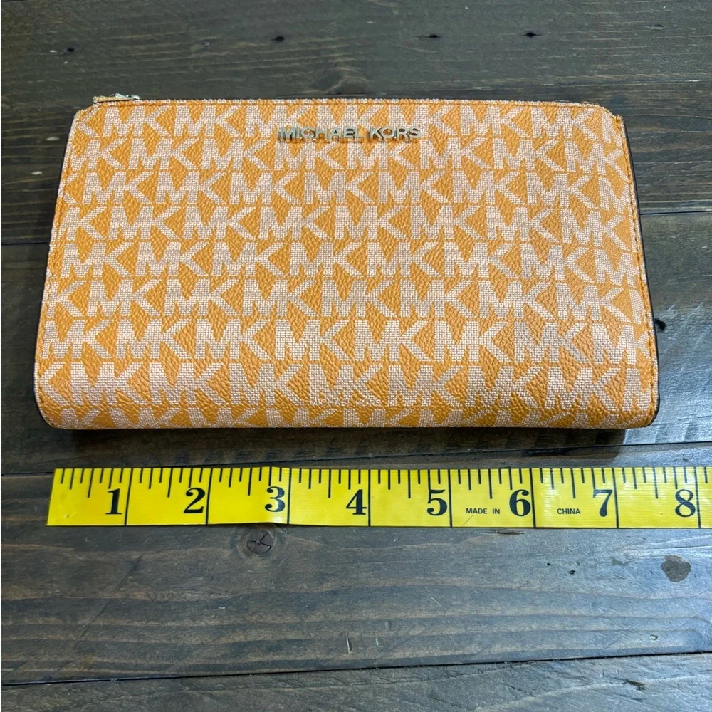 Michael Kors Jet Set Travel Double Zip Wallet in Honeycomb